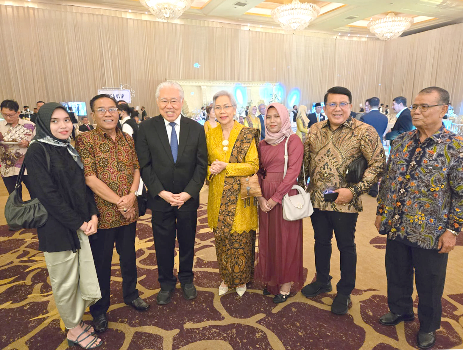 Menghadiri Acara Resepsi Pernikahan Putra Putri Ibu Ning Wahyu, Ketua DPP APINDO Provinsi Jawa Barat.